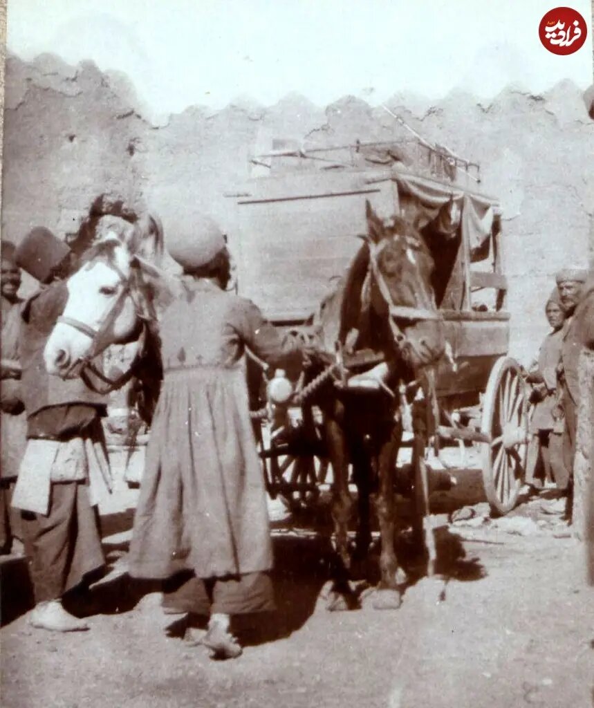 عکس/  مردان ایرانی در کنار «ارابه دو اسبه» در زمان مظفرالدین‌شاه