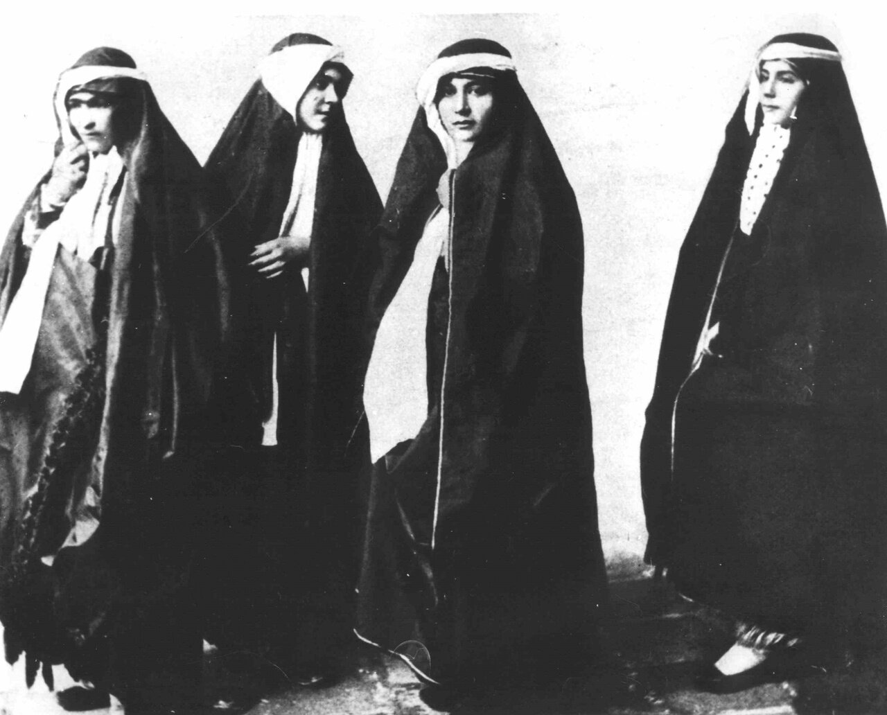 از اواخر ناصری بهتدریج زنان با حجاب در خیابان حضور یافتند