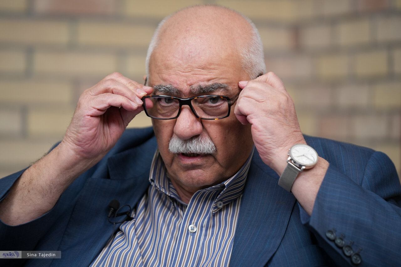 بررسیهای جدید نشان میدهد که فقر در ایران از چه زمانی روند رو به رشد داشته است. بحرینیان عنوان کرد که نرخ فقر در دو دهه از ۱۷ درصد به ۳۷ درصد افزایش یافته است. بررسیهای جدید نشان میدهد که فقر در ایران از چه زمانی روند رو به رشد داشته است. بحرینیان عنوان کرد که نرخ فقر در دو دهه از ۱۷ درصد به ۳۷ درصد افزایش یافته است.
