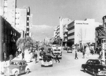 عکس/ دو نوجوان در مقابل کتابخانه آمریکایی‌ها در خیابان جمهوری؛ سال ۱۳۳۰