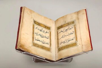 نمایش نسخه قدیمی قرآن چاپی کازان در مکه نمایش نسخه قدیمی قرآن چاپی کازان در مکه