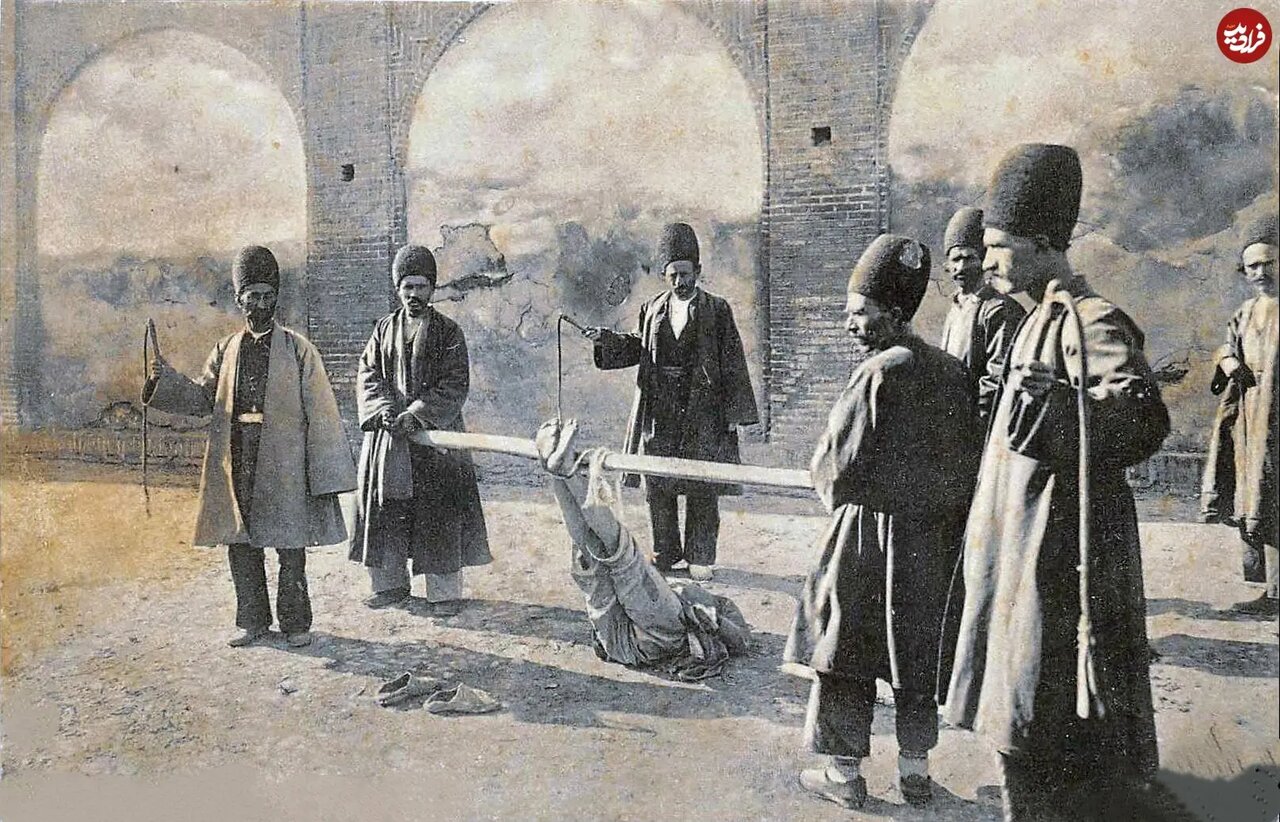 عکس/ ماموران قاجاری در حال فلک کردن مجرم در ملأ عام؛ سال ۱۲۷۵ خورشیدی