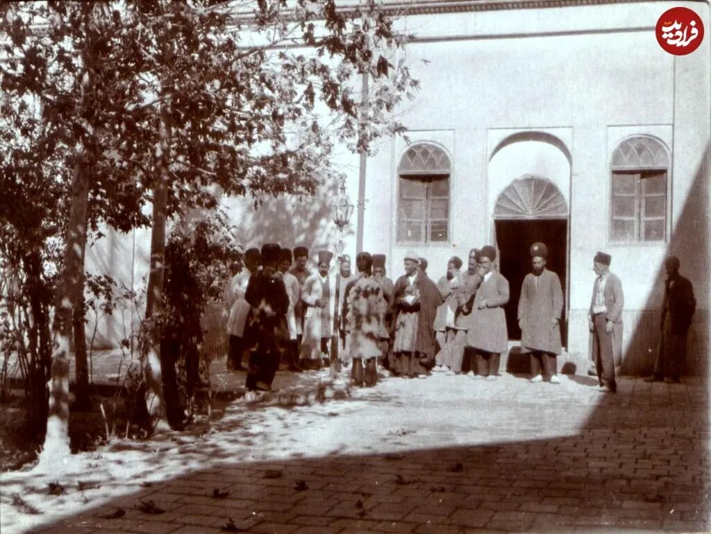عکس/ مردان ایرانی در محوطه کنسولگری روسیه در اصفهان در دوران قاجار