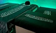 ببینید | تابوت پیکر مطهر رهبر شهید انقلاب اسلامی، به همراه پیکرهای مطهر دختر، عروس، داماد و نوهٔ شهیدش