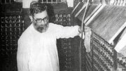 فیلم منتشرنشده از زیارت رهبر شهید در حرم امام رضا(ع)