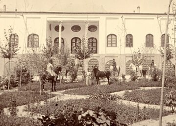 عکس/ مردان ایرانی در محوطه کنسولگری روسیه در اصفهان در دوران قاجار