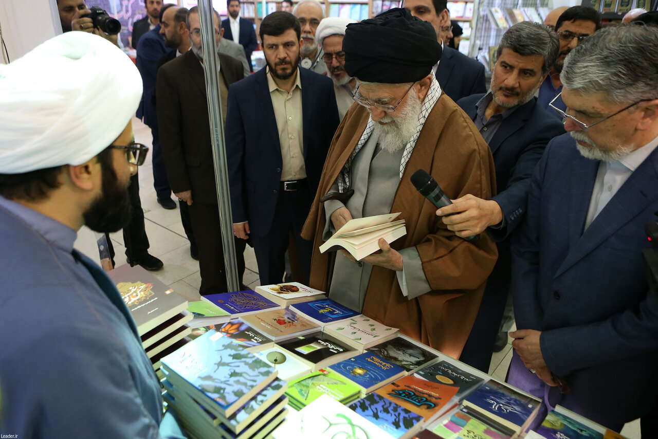 روایت یک عمر انس با کتاب/ از «بینوایان» تا «کلیدر»؛ مروری بر علایق ادبی آیتالله خامنهای/ آخرین کتابی که رهبر شهید، در نمایشگاه کتاب مطالعه کرد