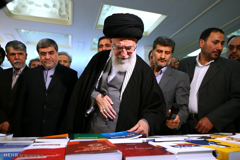 روایت یک عمر انس با کتاب/ از «بینوایان» تا «کلیدر»؛ مروری بر علایق ادبی آیت‌الله خامنه‌ای/ آخرین کتابی که رهبر شهید، در نمایشگاه کتاب مطالعه کرد