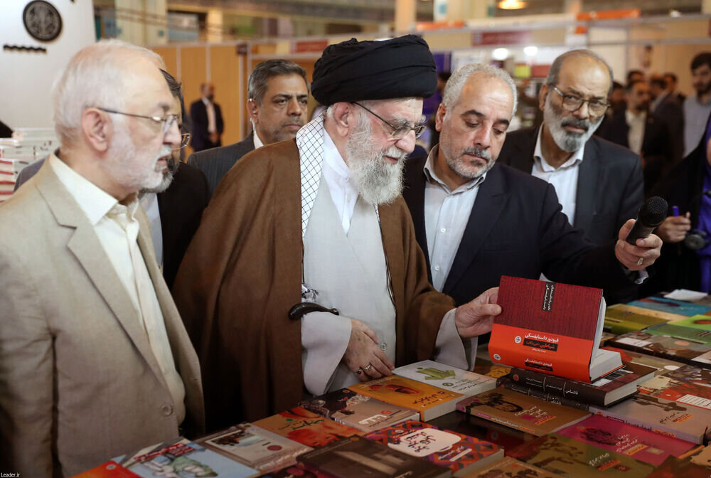 روایت یک عمر انس با کتاب/ از «بینوایان» تا «کلیدر»؛ مروری بر علایق ادبی آیت‌الله خامنه‌ای/ آخرین کتابی که رهبر شهید، در نمایشگاه کتاب مطالعه کرد