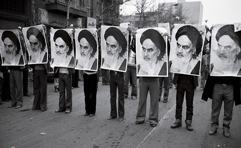 تشییع آقای ایران؛ مقابل دو جریان «باید برخاست»