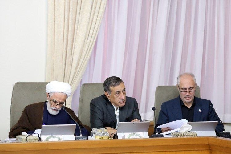 تصاویری از جلسه هیئت دولت/ سرپرست وزارت دفاع با لباس سپاه به دولت رفت/ زاکانی هم بود