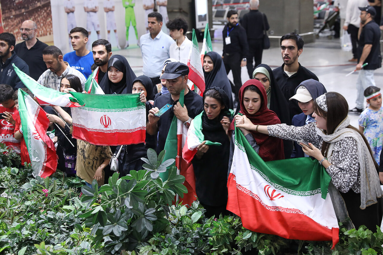 تصاویر| استقبال از تیم ملی فوتبال با ماکت بازیکنان