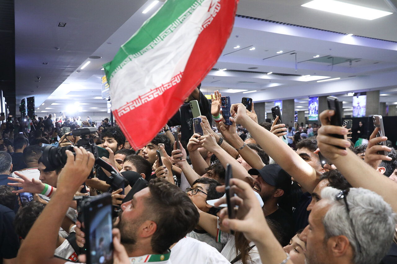 تصاویر| استقبال از تیم ملی فوتبال با ماکت بازیکنان