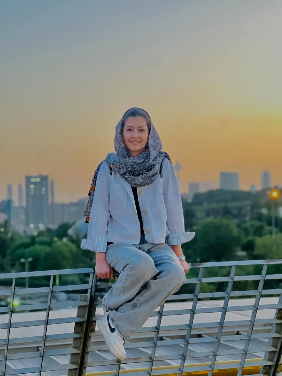 عکس | تصویر ویژه بازیگر زن در روز تولد؛ پردیس احمدیه با پسزمینه برج میلاد