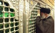 ببینید | لحظات ماندگار زیارت رهبر شهید انقلاب در حرم کریمه اهل‌بیت(س)