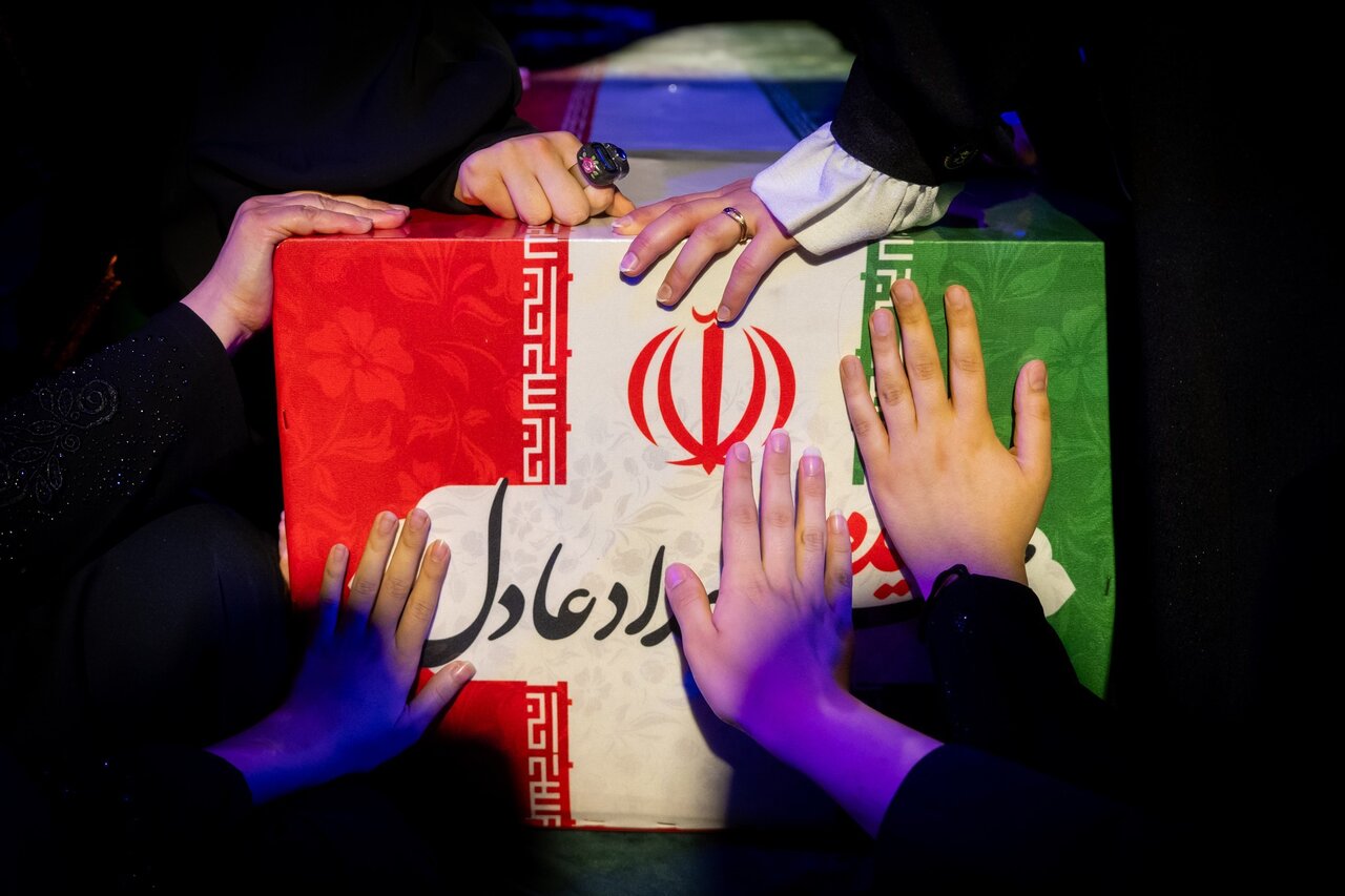 اولین تصاویری از پیکر همسر شهید رهبر انقلاب/ گریههای حدادعادل در وداع با دخترش/ مراسم کجا برگزار شد؟