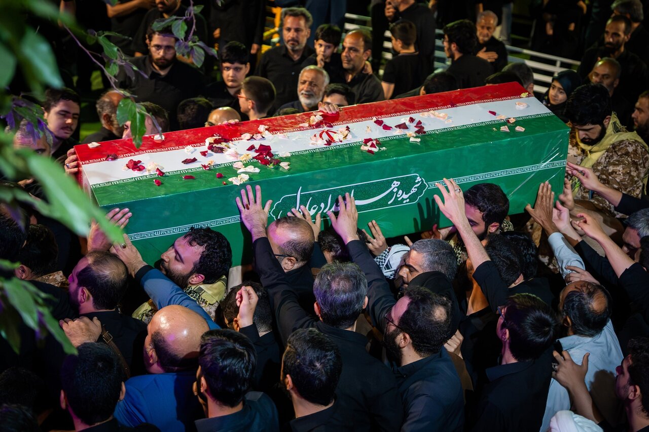 اولین تصاویری از پیکر همسر شهید رهبر انقلاب/ گریههای حدادعادل در وداع با دخترش/ مراسم کجا برگزار شد؟