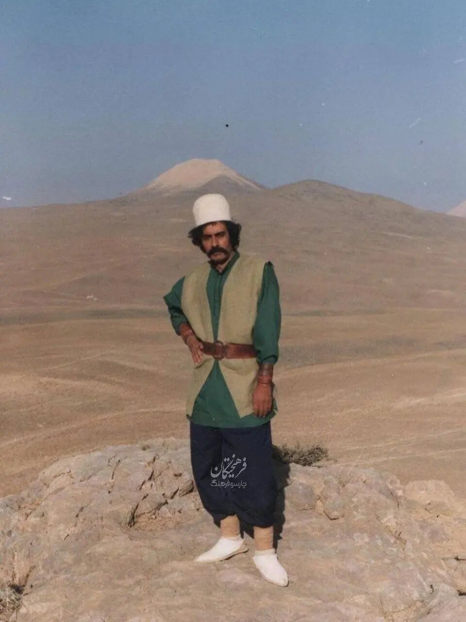 عکس | تصویر کمتر دیده شده از خسرو شکیبایی در «روزی روزگاری»