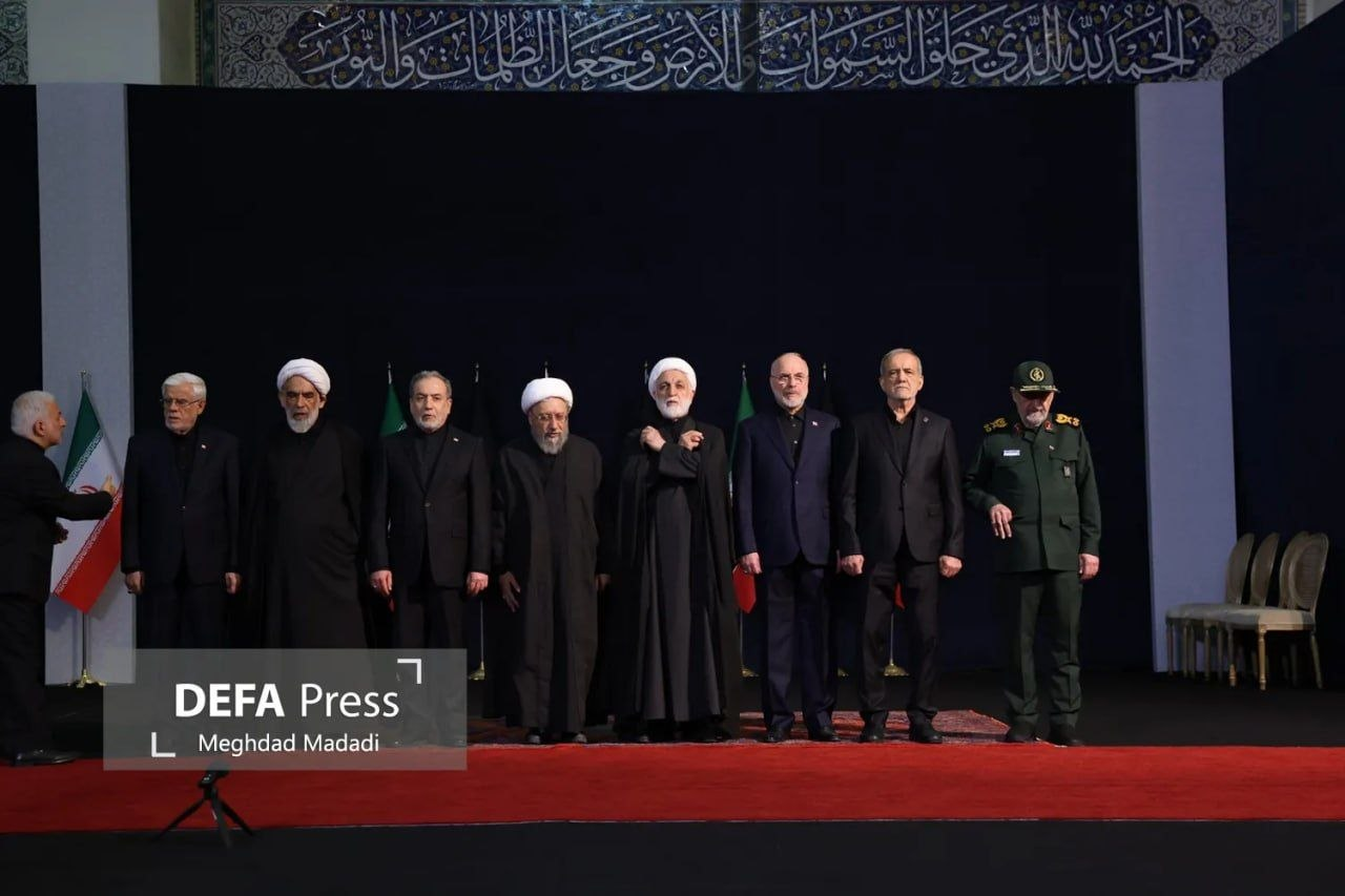 تصویر جدید از ادای احترام سران نظام به پیکر رهبر شهید انقلاب/ ۵ مسئول ردیف اول چه کسانی بودند؟ +عکس