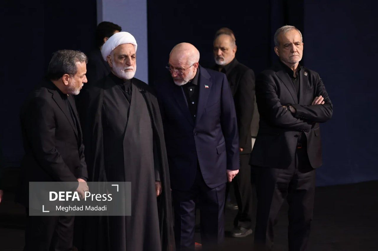 تصویر جدید از ادای احترام سران نظام به پیکر رهبر شهید انقلاب/ ۵ مسئول ردیف اول چه کسانی بودند؟ +عکس