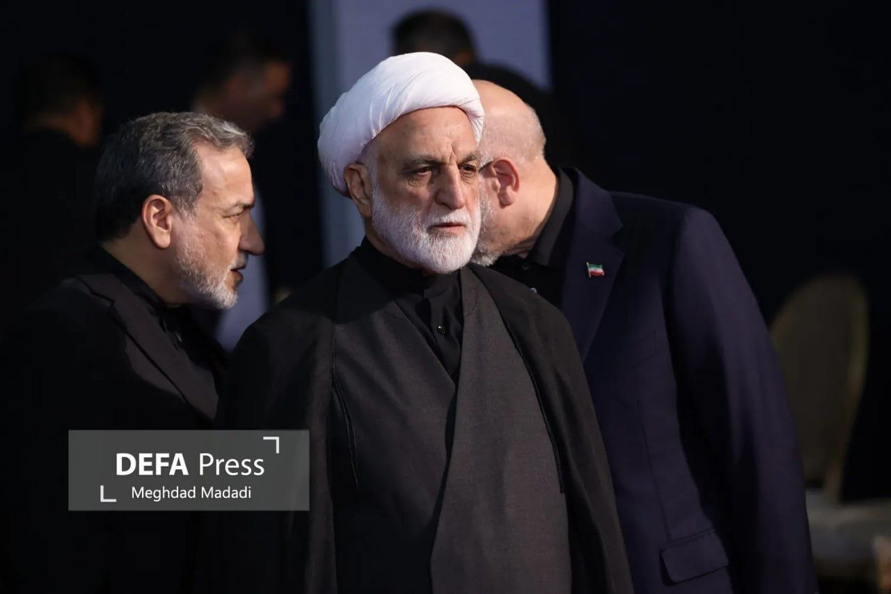 تصویر جدید از ادای احترام سران نظام به پیکر رهبر شهید انقلاب/ ۵ مسئول ردیف اول چه کسانی بودند؟ +عکس
