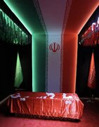 پرچم مقدس حرم حسینی روی پیکر مطهر رهبر شهید؛ قابی ماندگار از وداع عاشورایی