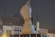 نصب المان «مشت گره‌کرده» در میدان انقلاب تهران/ عکس