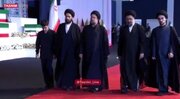 ادای احترام خانواده امام خمینی به پیکر رهبر شهید/ احوالپرسی برادران حسن خمینی با عراقچی و پزشکیان/ پسر حسن خمینی هم بود