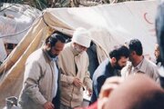 ببینید | گوشه‌هایی از سفر رهبر شهید انقلاب به کرمان با لباس مبدل پس از زلزله دی ماه ۱۳۸۲ شهر بم