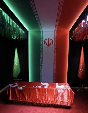 پرچم مقدس حرم حسینی روی پیکر مطهر رهبر شهید؛ قابی ماندگار از وداع عاشورایی پرچم مقدس حرم حسینی روی پیکر مطهر رهبر شهید؛ قابی ماندگار از وداع عاشورایی