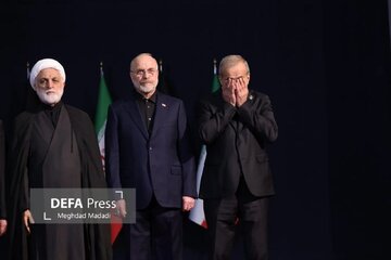 تصویر جدید از ادای احترام سران نظام به پیکر رهبر شهید انقلاب/ ۵ مسئول ردیف اول چه کسانی بودند؟ +عکس