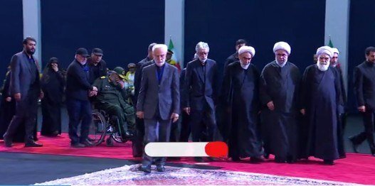 لحظات سوگواری بیت رهبر شهید بر پیکر ایشان؛ از بغض وزیر کشور تا بهت حدادعادل +تصاویر