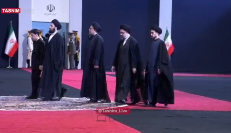 ادای احترام خانواده امام خمینی به پیکر رهبر شهید/ احوالپرسی برادران حسن خمینی با عراقچی و پزشکیان/ پسر حسن خمینی هم بود