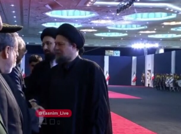 ادای احترام خانواده امام خمینی به پیکر رهبر شهید/ احوالپرسی برادران حسن خمینی با عراقچی و پزشکیان/ پسر حسن خمینی هم بود