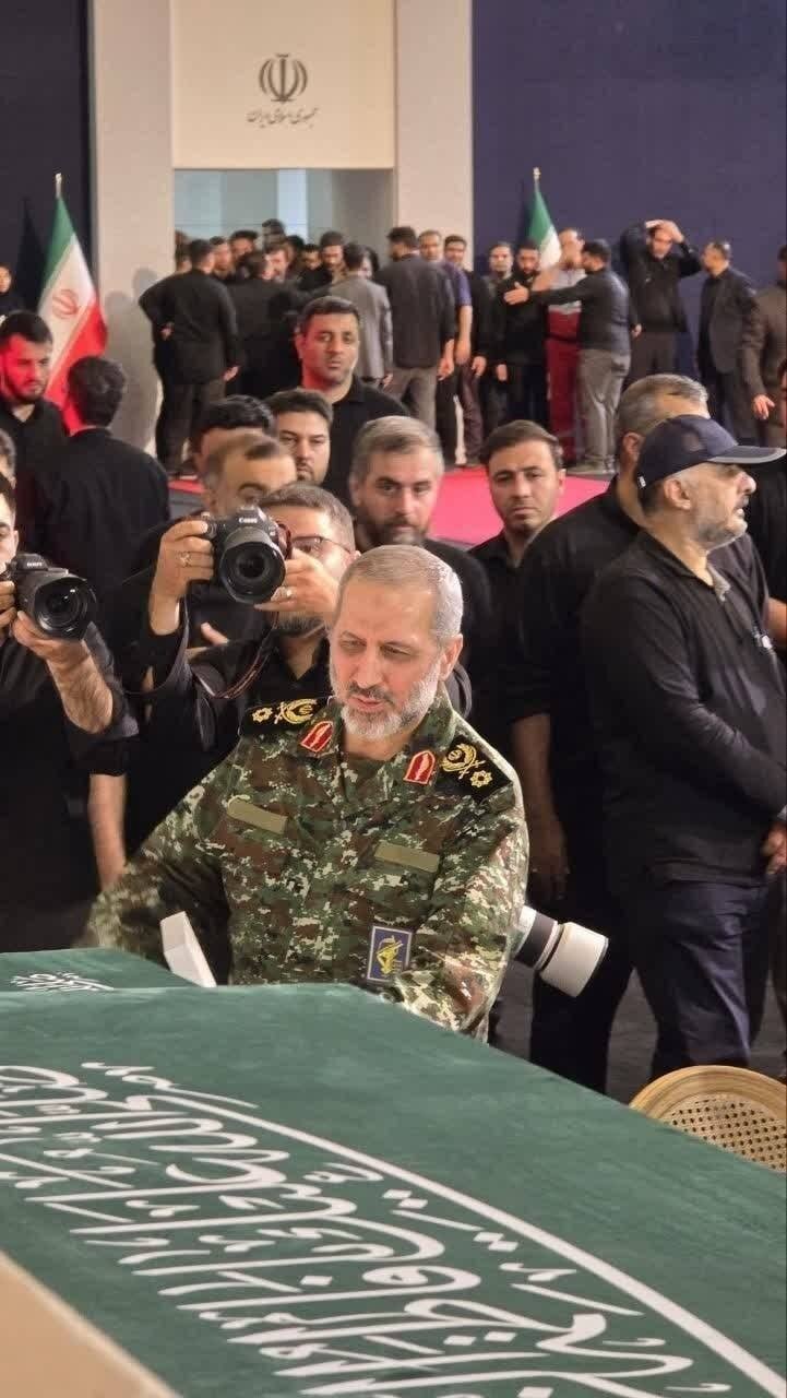 عکس | حضور سردار سید مجید موسوی فرماندۀ هوافضای سپاه در مراسم بدرقه پیکر رهبر شهید انقلاب