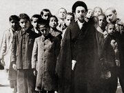 رد پای یک رهبر در کوچه‌های مشهد/ روحانی نوجوان و محجوبی که قرآن و شعر می‌خواند