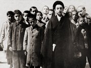 رد پای یک رهبر در کوچه‌های مشهد/ روحانی نوجوان و محجوبی که قرآن و شعر می‌خواند