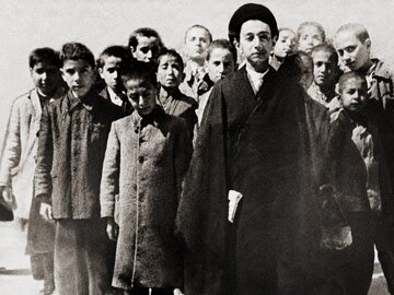 رد پای یک رهبر در کوچه‌های مشهد/ روحانی نوجوان و محجوبی که قرآن و شعر می‌خواند