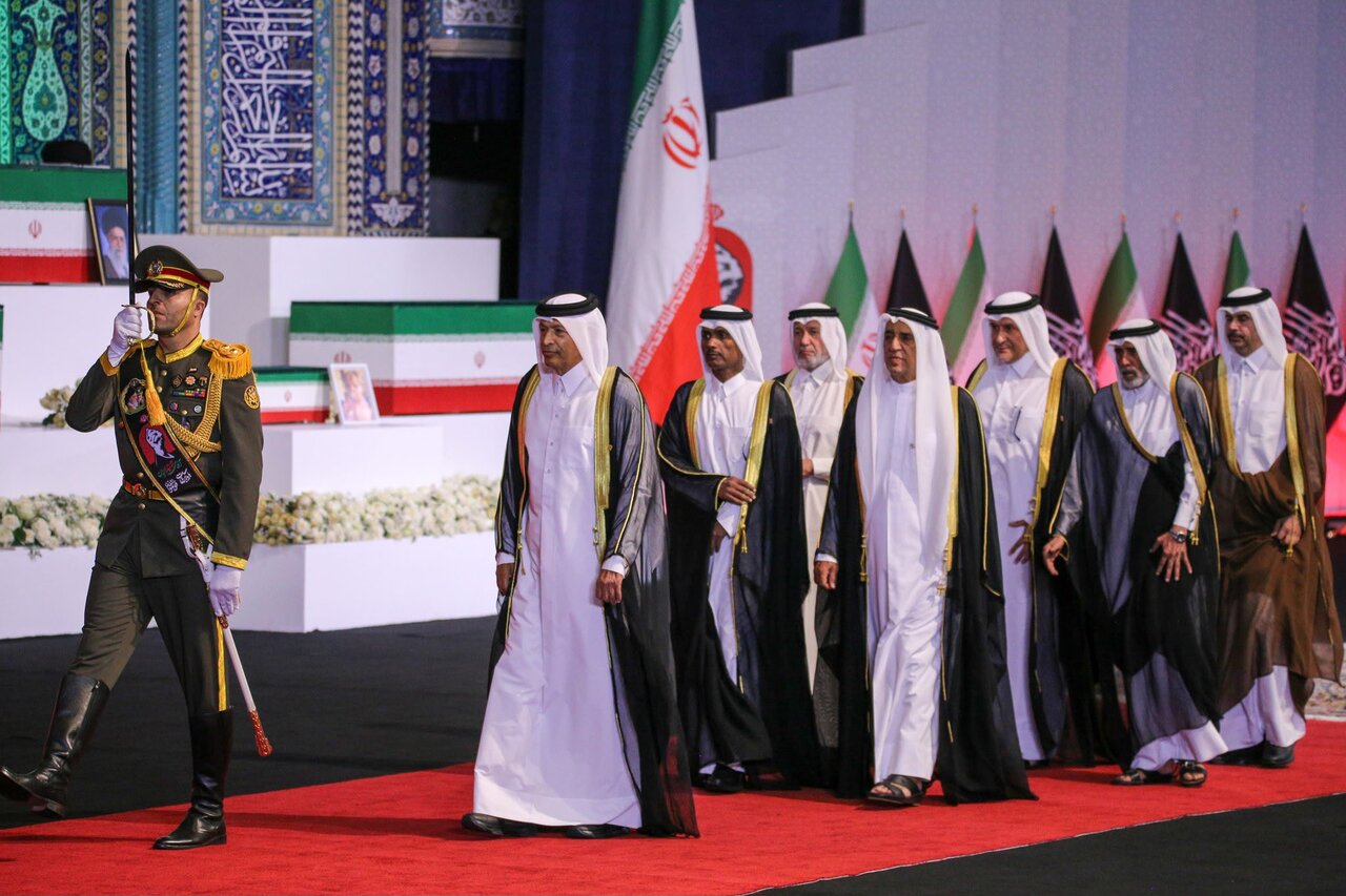 رئیس مجلس شورای قطر پیام خود را پس از حضور در مراسم وداع با رهبر شهید ارسال کرد. رئیس مجلس شورای قطر پیام خود را پس از حضور در مراسم وداع با رهبر شهید ارسال کرد.