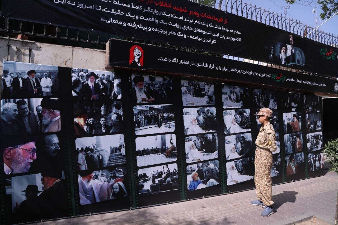 برگزاری نمایشگاه عکس و دلنوشتههای سینماگران درباره رهبر شهید برگزاری نمایشگاه عکس و دلنوشتههای سینماگران درباره رهبر شهید