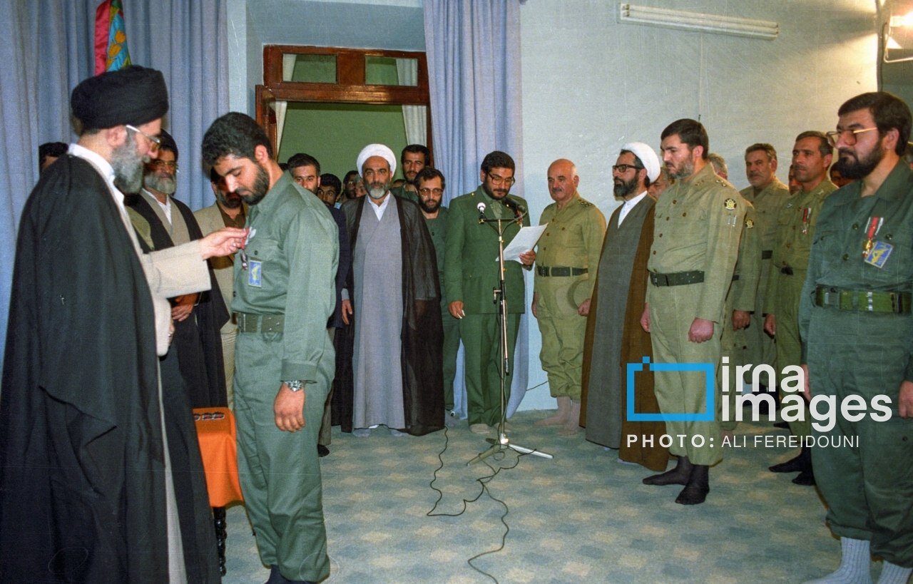 تصویری از رهبر شهید در حال نصب مدال افتخار بر سینه شهید سلیمانی/ قالیباف در لباس پاسداری در حضور رهبر شهید