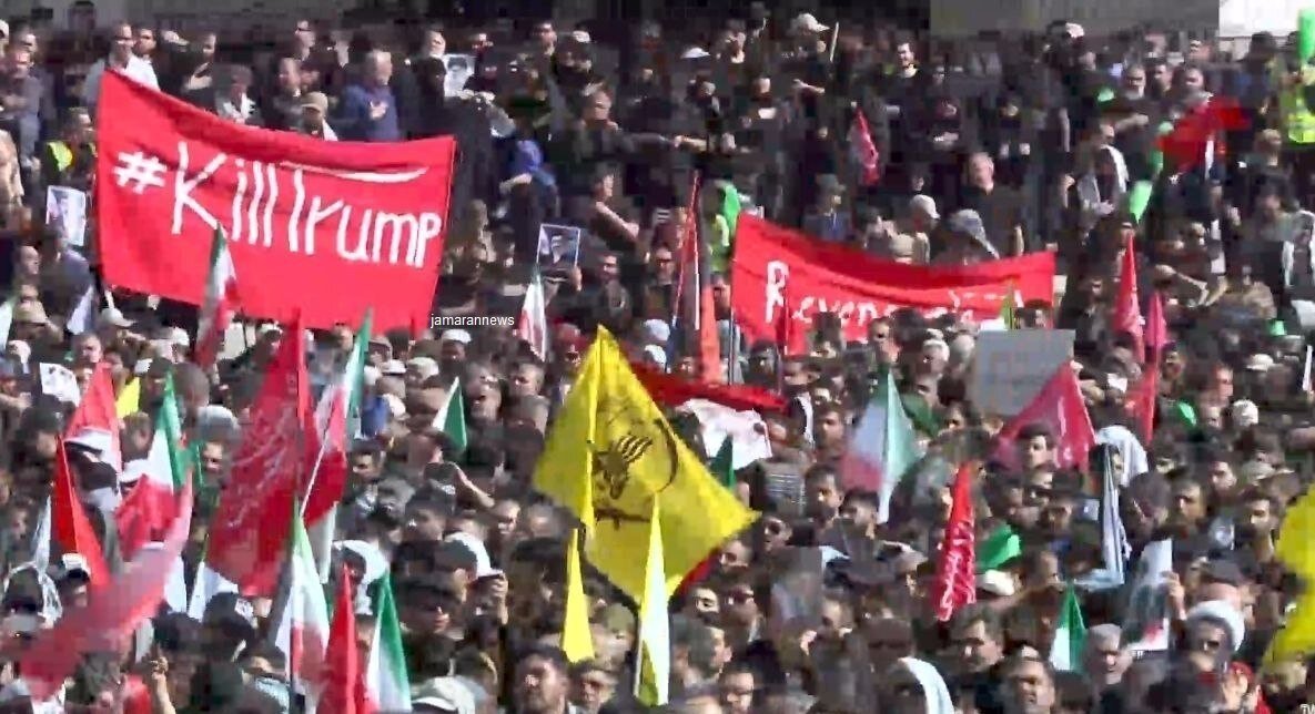 عکس | پرچم «ترامپ را بکشید» در مراسم وداع با رهبر شهید