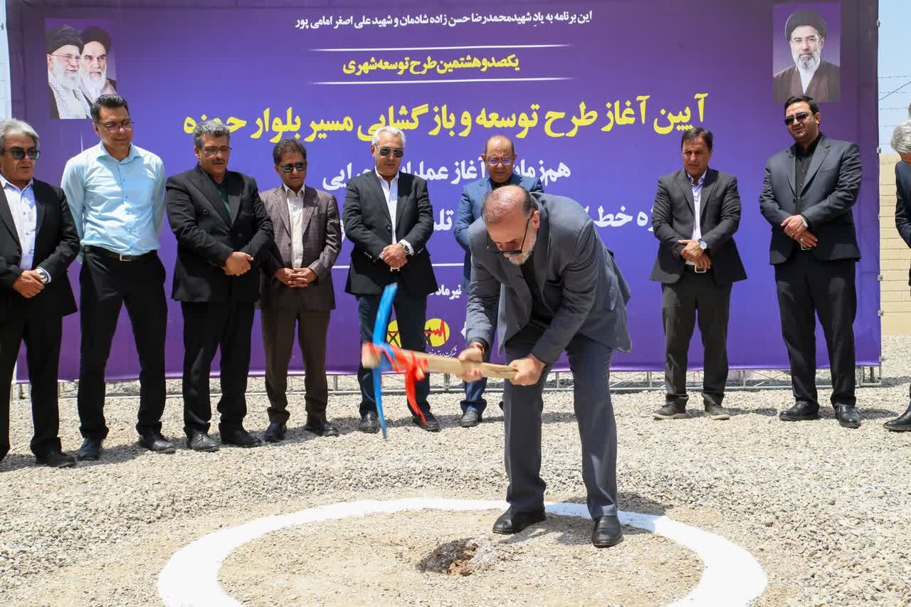 شروع پروژه امتداد بلوار حمزه با اعتبار ۲۵ میلیارد تومان برای کاهش ترافیک در مناطق شرقی کرمان آغاز شد. شروع پروژه امتداد بلوار حمزه با اعتبار ۲۵ میلیارد تومان برای کاهش ترافیک در مناطق شرقی کرمان آغاز شد.
