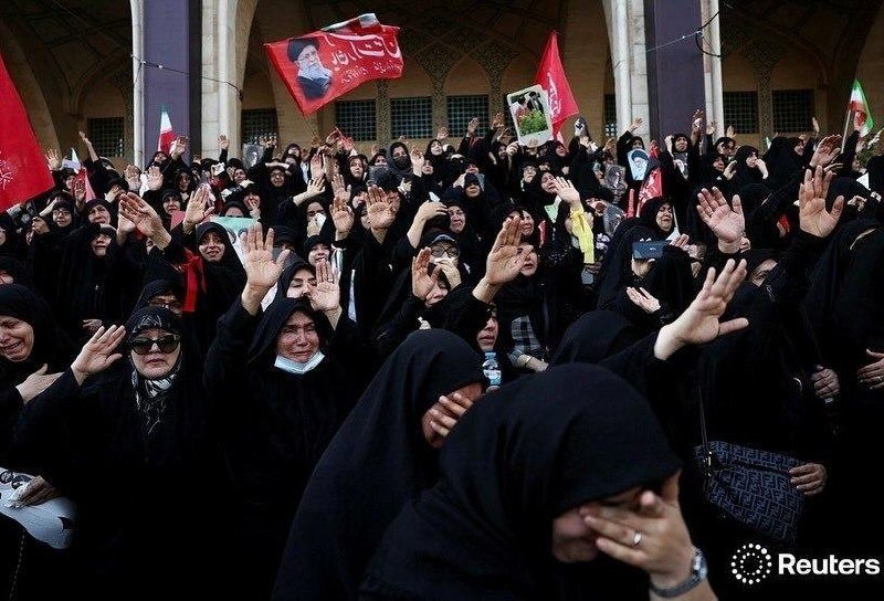 تصاویر متفاوت رویترز از حضور زنان در مراسم وداع با رهبر شهید در مصلی+ عکس