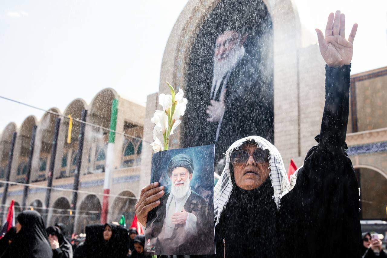 تصاویری از حضور پررنگ زنان در مراسم وداع با رهبر انقلاب