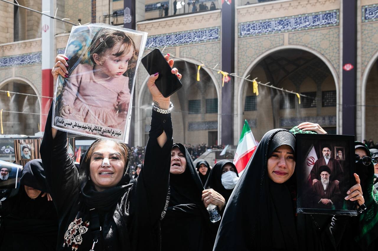 تصاویری از حضور پررنگ زنان در مراسم وداع با رهبر انقلاب