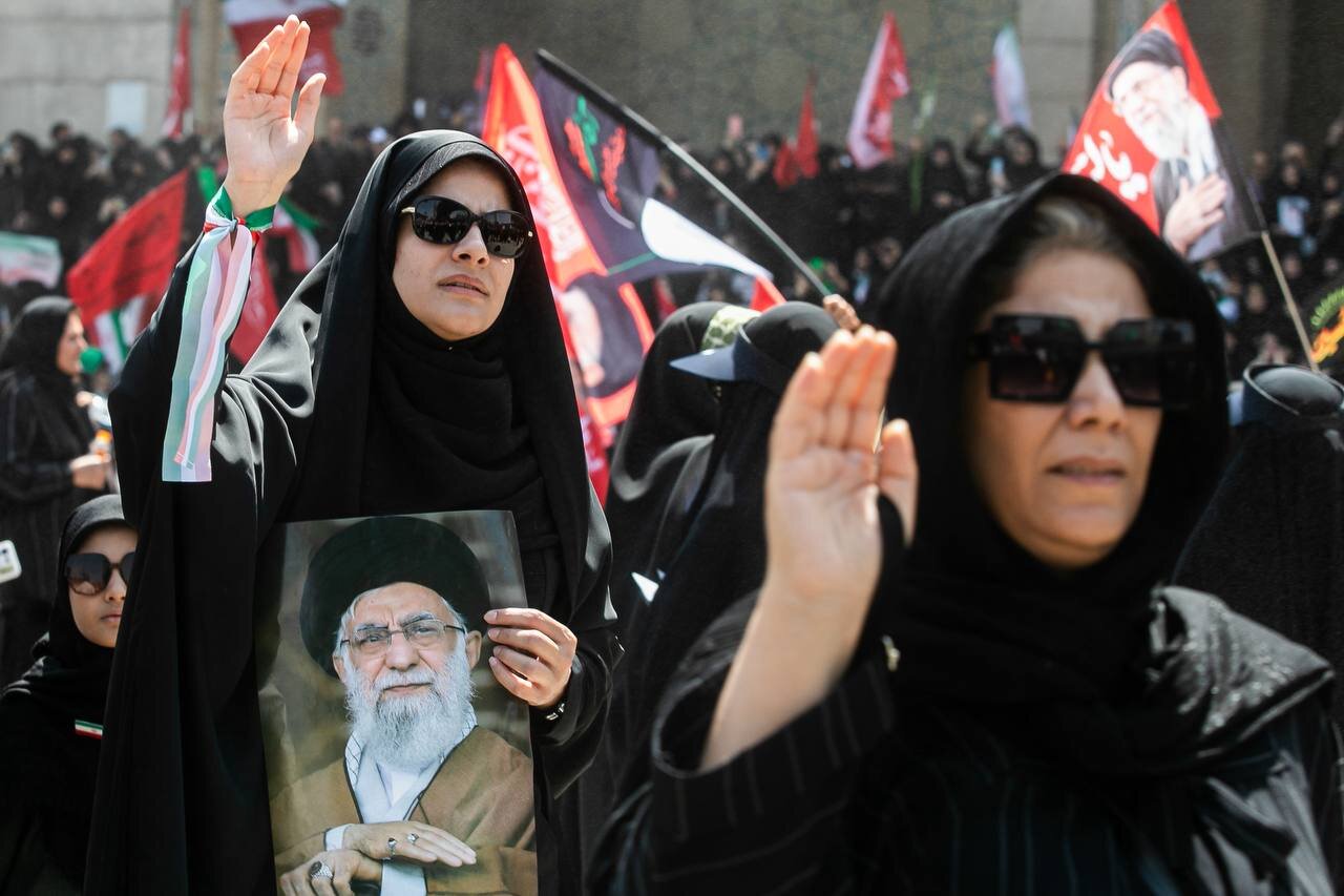 تصاویری از حضور پررنگ زنان در مراسم وداع با رهبر انقلاب