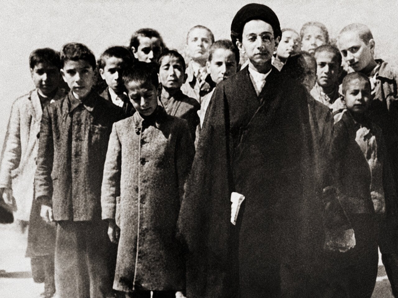 رد پای یک رهبر در کوچههای مشهد/ روحانی نوجوان و محجوبی که قرآن و شعر میخواند