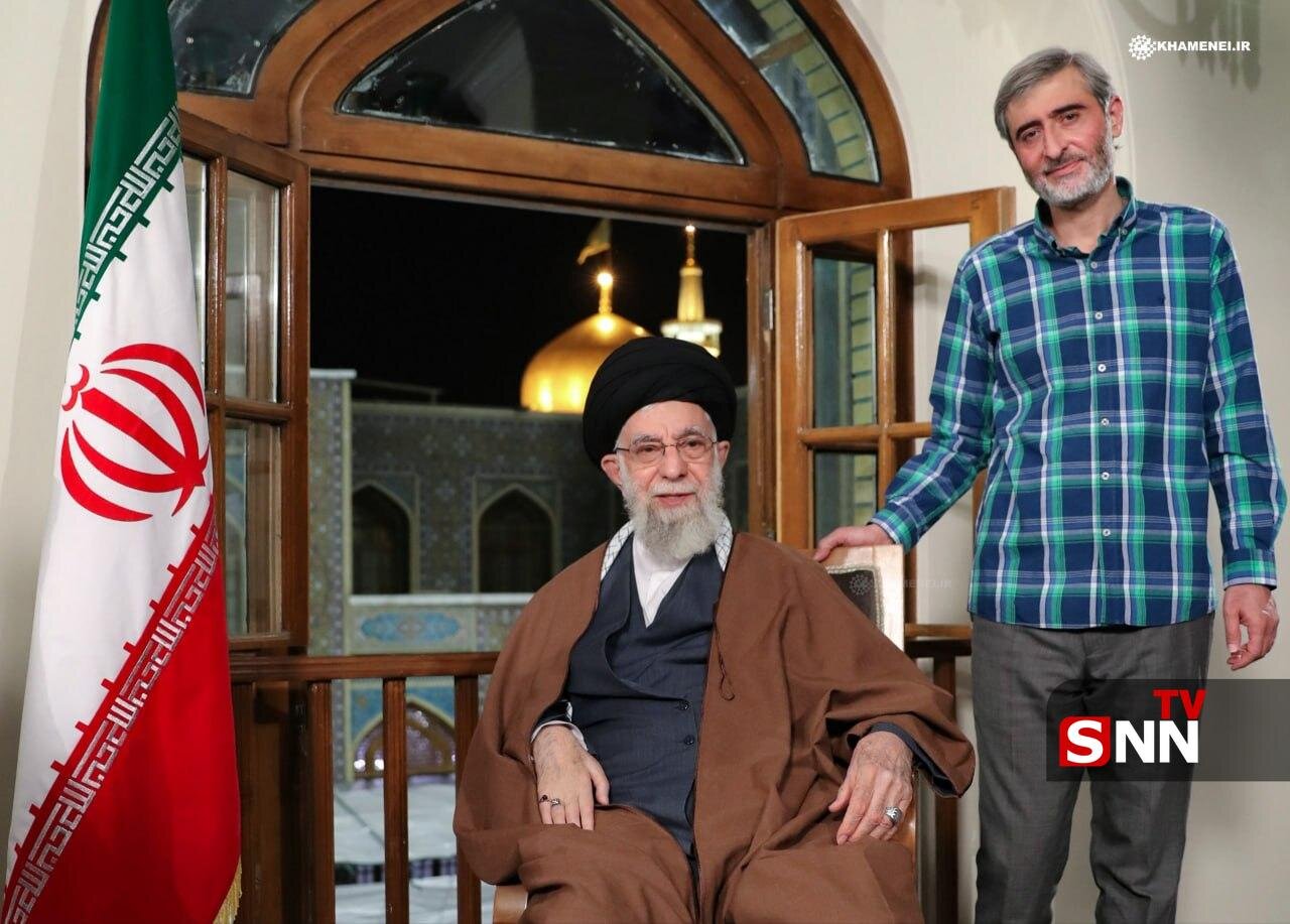 عکس |  شهید دکتر مصباح‌الهدی باقری در کنار رهبر شهید انقلاب اسلامی در حرم مطهر رضوی
