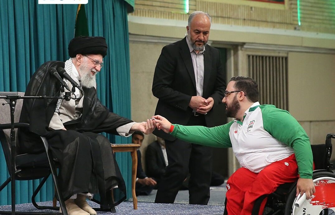 تصاویر | ورزشکارانی که از رهبر شهید انگشتر هدیه گرفتند